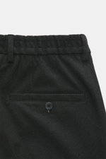 Nahaufnahme der Rückseite der GTA Hose 'Davide' anthrazit meliert, Regular Fit, schmal zulaufend, mit Bundknopf, Reißverschluss, innenliegendem elastischem Band, französischen Taschen, Gesäßtaschen mit Knopf, kleinem Logo-Detail, Mix aus Microfaser und Vi