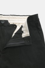 Nahaufnahme der geöffneten Bundpartie der GTA Hose 'Davide' anthrazit meliert, von oben fotografiert, Mix aus Microfaser und Viskose, elastisch, softer Griff, Regular Fit, schmal zulaufend, Reißverschluss, Bundknopf, innenliegendes elastisches Band, franz