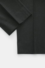 Nahaufnahme der GTA Hose 'Davide' anthrazit meliert, schmal zulaufend, Regular Fit, aus Microfaser und Viskose, elastisch, mit Bundknopf, Reißverschluss, französischen Taschen, elastischem Innenband, Gesäßtaschen mit Knopf und kleinem Logo-Detail, fotogra