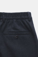 GTA Hose 'Davide' graublau, Detailaufnahme von hinten oben, Mix aus Microfaser und Viskose, elastisch, Regular Fit, französische Taschen, Knopf, Logo-Detail.
