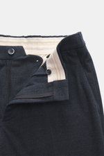 GTA Hose 'Davide' graublau aus Microfaser und Viskose, elastisch, softer Griff, Regular Fit, schmal zulaufend, Reißverschluss, Bundknopf, innenliegendes Band, französische Taschen, Logo-Detail, Gesäßtaschen mit Knopf, Detailansicht Bund und Verschluss.