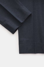 Nahaufnahme der GTA Hose 'Davide' graublau aus Microfaser-Viskose-Mix, elastisch, softer Griff, Regular Fit, schmal zulaufend, Reißverschluss, Bundknopf, innenliegendes Band, französische Taschen, kleines Logo-Detail, Gesäßtaschen mit Knopf, seitliche Per