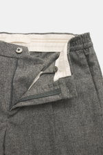 Nahaufnahme der geöffneten Taille der GTA Hose 'Dennis' grau meliert, Mix aus Wolle, Viskose, Microfaser, elastisch, soft, Tapered Fit, regulär, knöchellang, Reißverschluss, Bundknopf, elastisches Band, französische Taschen, Logo, Gesäßtaschen mit Knopf, 
