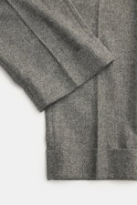 Nahaufnahme der graumelierten GTA Hose 'Dennis' aus Wolle, Viskose und Microfaser, schmal zulaufend, knöchellang, Tapered Fit mit fixiertem Saumaufschlag.