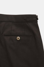 Nahaufnahme der Rückseite der GTA Wollhose 'Herrick' dunkelbraun, Regular Fit mit leichter elastischer Schurwolle, weichem Griff, niedriger Bundhöhe, Side Adjuster, doppelter Bundfalte, französischen Taschen, Gesäßtaschen mit Knopf, elastischem Hosenbund,