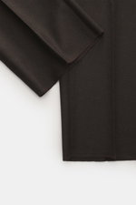 GTA Wollhose 'Herrick' dunkelbraun aus leicht elastischer Schurwolle mit weichem Griff, Regular Fit, Sicht auf Saum und Bundfalte, offene Länge.