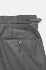 Close-up rear view of GTA Wool trousers 'Herrick' dark grey melange showing buttoned back pocket, double waistband pleat, side adjuster, elastic insert, zipper, waistband button, French pockets, regular fit, low rise, soft touch, lightly elastic virgin wo