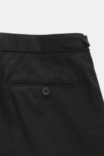 GTA Wollhose 'Herrick' anthrazit meliert, Nahaufnahme Rückseite, Details wie Side Adjuster, doppelte Bundfalte, Reißverschluss, Knopf, elastischer Bund, französische Taschen.