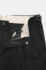 GTA Wollhose 'Herrick' anthrazit meliert, Nahaufnahme von innen mit offenem Bund, Reißverschluss, Bundknopf, elastischem Einsatz, Side Adjuster, Regular Fit, Schurwolle, weicher Griff, niedrige Bundhöhe, doppelte Bundfalte, französische Taschen, kleines L