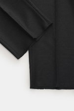 Nahaufnahme der offenen Länge der GTA Wollhose 'Herrick' anthrazit meliert, gezeigt aus seitlicher Perspektive, leicht elastische Schurwolle, weicher Griff, Regular Fit, niedrige Bundhöhe, Reißverschluss und Bundknopf, elastischer Einsatz im Hosenbund, Si