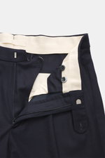 Nahaufnahme der geöffneten Taille der GTA Wollhose 'Luca' navy, zeigt das flexible Waist Comfort Band, Reißverschluss, Bundknopf und feine Twill-Struktur.