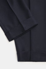 Nahaufnahme der knöchellangen, tapered Fit GTA Wollhose 'Luca' navy mit feiner Twill-Struktur, doppelt gefaltetem Saum und Waist Comfort Band.