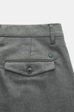 Closed Hose 'Fairport' grau meliert, Detailaufnahme von hinten, Mix aus Wolle, Viskose, Microfaser, weicher Griff, Regular Fit, gerader Schnitt, Reißverschluss, Bundknopf, französische Taschen, Gesäßtaschen mit geknöpfter Patte, typisches CLOSED-Weblabel.