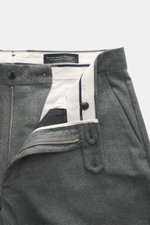 Geschlossene Nahaufnahme der geöffneten Closed Hose 'Fairport' grau meliert mit Reißverschluss, Bundknopf, Regular Fit, geradem Schnitt, weichem Griff, Mix aus Wolle, Viskose, Microfaser, französischen Taschen, Gesäßtaschen mit geknöpfter Patte und typisc