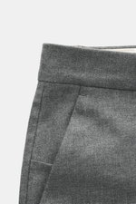 Nahaufnahme der Closed Hose 'Fairport' grau meliert, Perspektive von oben auf Bund und Taschen, Mix aus Wolle, Viskose, Microfaser, weicher Griff, Regular Fit, gerader Schnitt, Reißverschluss, Bundknopf, französische Taschen, Gesäßtaschen mit geknöpfter P