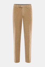Hiltl Cordhose 'Parma' hellbraun aus Baumwolle mit weichem Griff, Regular Fit, leicht schmal zulaufend, Zip Fly, Bundhaken, französischen Taschen, Gesäßtaschen mit Knopf, Frontalansicht.