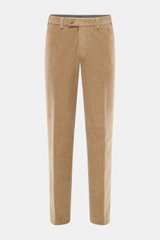 Hiltl Cordhose 'Parma' hellbraun aus Baumwolle mit weichem Griff, Regular Fit, leicht schmal zulaufend, Zip Fly, Bundhaken, französischen Taschen, Gesäßtaschen mit Knopf, Frontalansicht.