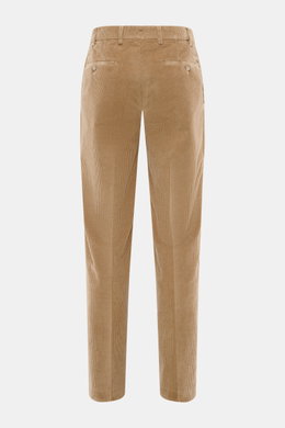 Rückansicht der Hiltl Cordhose 'Parma' hellbraun aus Baumwoll-Cord, weich, Regular Fit, leicht schmal zulaufend, mit Zip Fly, Bundhaken, französischen Taschen und Gesäßtaschen mit Knopf.