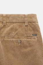 Nahaufnahme der Hiltl Cordhose 'Parma' hellbraun aus Baumwolle mit weichem Griff, Regular Fit, schmal zulaufend, Zip Fly, Bundhaken, französischen Taschen und Knopf-Gesäßtaschen, von oben fotografiert.