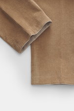 Nahaufnahme der Hiltl Cordhose 'Parma' hellbraun aus Baumwollcord, weich im Griff, Regular Fit, leicht schmal zulaufend, mit Zip Fly, Bundhaken, französischen Taschen und Gesäßtaschen mit Knopf, fotografiert von oben.