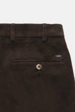 Close-up front view of Hiltl Corduroy pants 'Parma' dark brown, corduroy made of cotton, soft touch, regular fit, slightly tapered, zip fly and waistband hook, French pockets, back pockets with button.
