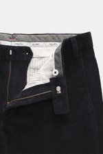 Hiltl Cordhose "Parma" navy aus Baumwoll-Cord mit weichem Griff, Regular Fit, Zip Fly, Bundhaken, französischen und Knopf-Gesäßtaschen, Nahaufnahme von oben.