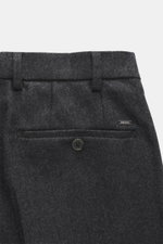 Hiltl Wollhose 'Piacenza' dunkelgrau meliert, Nahaufnahme von Bund und Tasche, reine feinste Wolle, weicher Griff, Regular Fit, gerader Schnitt, Reißverschluss und Bundknopf, französische Taschen, schmal paspelierte Gesäßtasche mit Knopf, offene Länge.