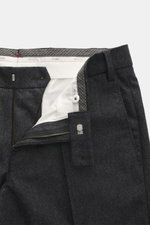 Nahaufnahme der geöffneten Hiltl Wollhose 'Piacenza' dunkelgrau meliert von oben, zeigt Reißverschluss, Bundknopf, französische Taschen, schmale paspelierte Gesäßtasche mit Knopf, Regular Fit, geraden Schnitt, reine, feinste Wolle, weichen Griff und offen