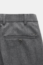 Nahaufnahme der Rückseite der Hiltl Wollhose 'Piacenza' grau meliert, reine, feinste Wolle, weicher Griff, Regular Fit, gerader Schnitt, Reißverschluss und Bundknopf, französische Taschen, schmal paspelierte Gesäßtasche mit Knopf, offene Länge.