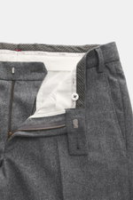 Hiltl Wollhose 'Piacenza' grau meliert, Detailaufnahme von oben auf Bund mit Reißverschluss, Knopf, Taschen, reine feinste Wolle, Regular Fit, gerader Schnitt, weicher Griff, französische Taschen, schmale paspelierte Gesäßtasche mit Knopf, offene Länge.