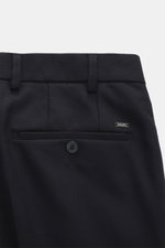 Hiltl Wollhose "Piacenza" navy aus reiner, feinster Wolle, weicher Griff, Regular Fit, gerader Schnitt, Reißverschluss, Bundknopf, französische Taschen, schmale paspelierte Gesäßtasche mit Knopf, offene Länge, Detailaufnahme von oben.