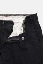 Nahaufnahme der geöffneten Taille der Hiltl Wollhose 'Piacenza' navy, reine, feinste Wolle, weicher Griff, Regular Fit, gerader Schnitt, Reißverschluss und Bundknopf, französische Taschen, schmal paspelierte Gesäßtasche mit Knopf, offene Länge.