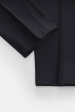 Hiltl Wollhose 'Piacenza' navy, Detailaufnahme aus schräger Vogelperspektive, reine feinste Wolle, weicher Griff, Regular Fit, gerader Schnitt, Reißverschluss und Bundknopf, französische Taschen, schmal paspelierte Gesäßtasche mit Knopf, offene Länge.