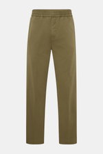 Front view of A.P.C. Joggpants 'Pieter' oliv, sportives Hosenmodell made of pure cotton twill with soft feel, tapered fit, elastic waistband with inner drawstring, regular thigh width, ankle length, side seam pockets, and a welt pocket at the back; versat
