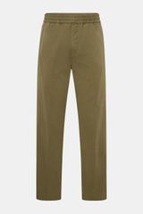 Front view of A.P.C. Joggpants 'Pieter' oliv, sportives Hosenmodell made of pure cotton twill with soft feel, tapered fit, elastic waistband with inner drawstring, regular thigh width, ankle length, side seam pockets, and a welt pocket at the back; versat