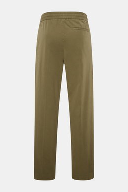 A.P.C. Joggpants 'Pieter' oliv shown from the back, olive green tapered cotton twill joggpants with elastic waistband, side and back pockets, knöchellang length. Sportives Hosenmodell von A.P.C.: mit komfortablem und elastischem Bund aus softem Baumwoll-T