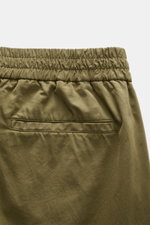 Close-up rear view of the elastic waistband and welt pocket of A.P.C. Joggpants 'Pieter' oliv in soft cotton twill.

Description: <p>Sportives Hosenmodell von A.P.C.: mit komfortablem und elastischem Bund aus softem Baumwoll-Twill ist diese Joggpants ein 