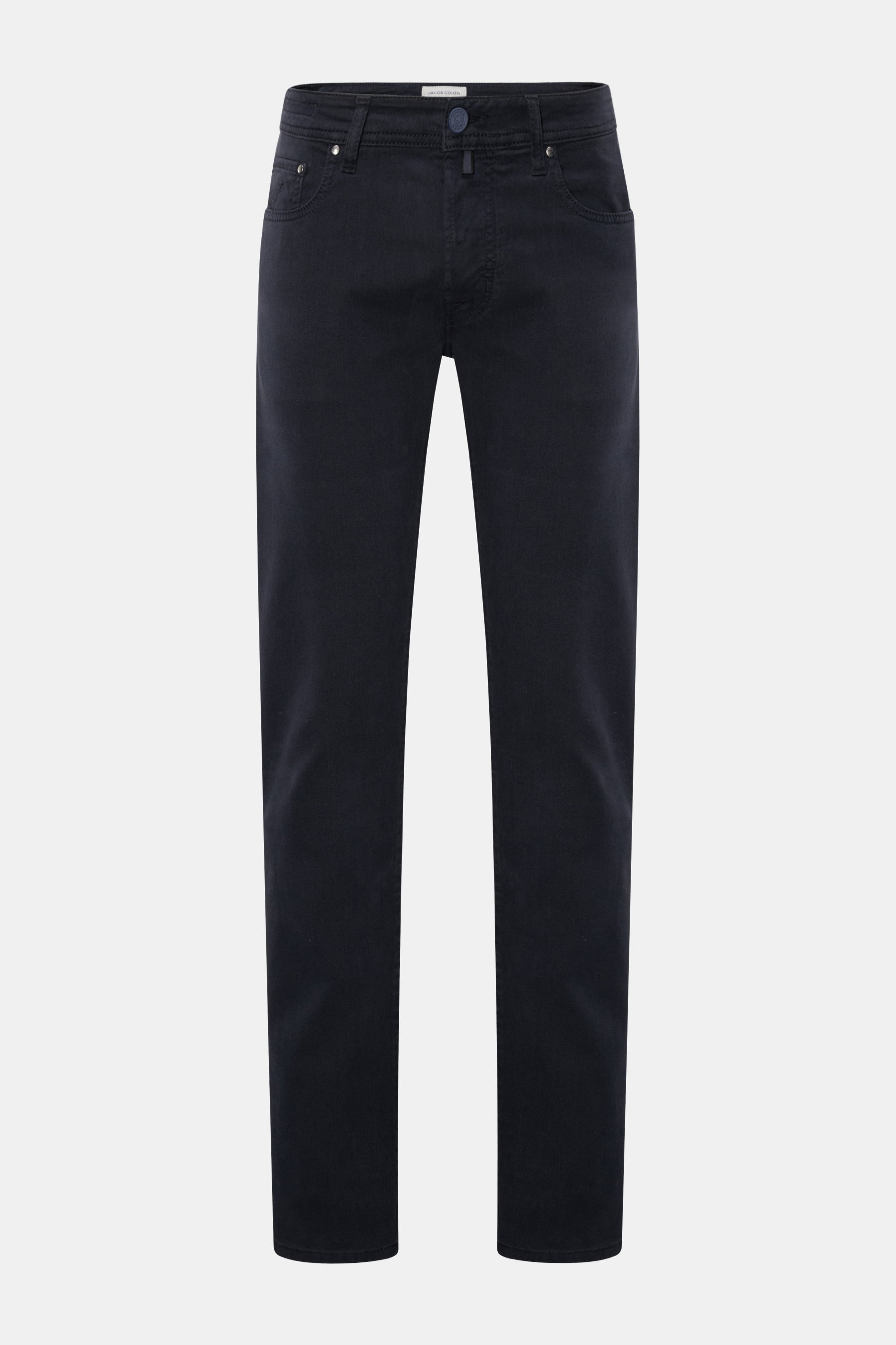Jacob Cohen Hose 'Bard' dark navy, Slim Fit Baumwollhose mit Five-Pocket-Stil, Button Fly, tonalem Stitching, Lederpatch, frontale Ansicht.