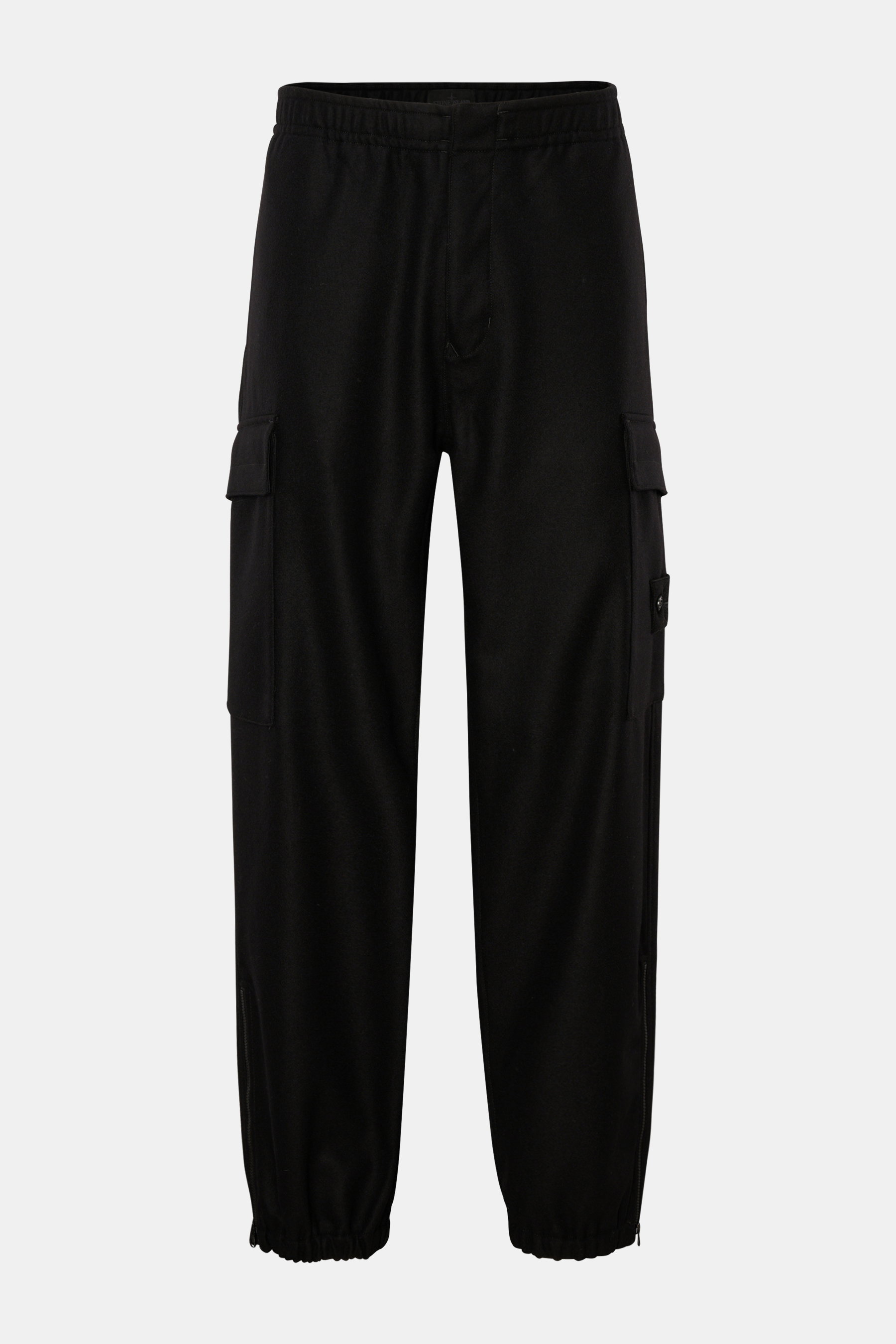 Stone Island Cargo-Jogpants 'Flannel Ghost Piece' schwarz, frontal fotografiert, mit Cargo-Taschen, elastischem Bund, Kompass-Badge, tapered Fit, knöchellang.