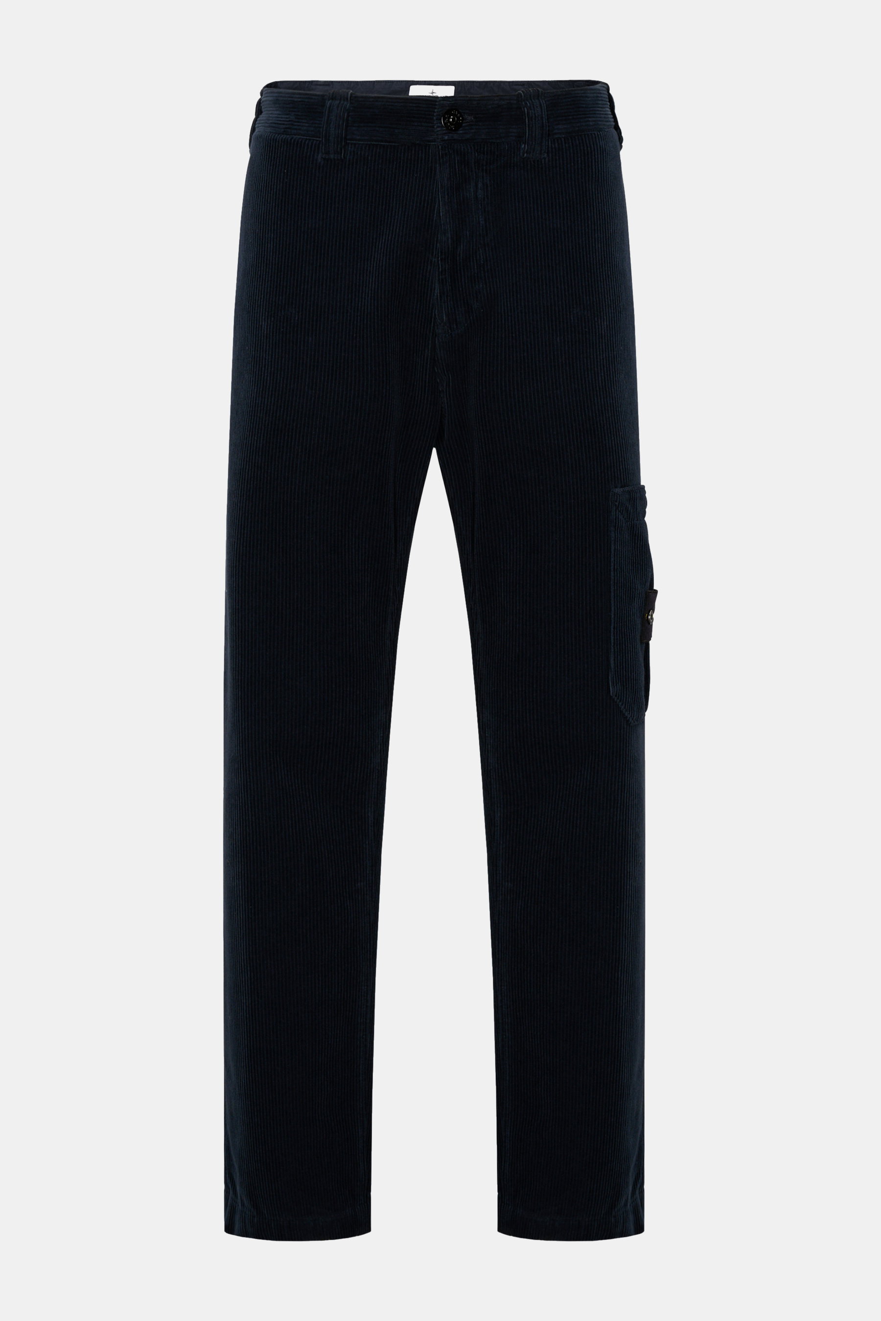 Stone Island Cord-Cargohose navy aus weichem Bio-Baumwoll-Cord, gerade geschnitten, mit Reißverschluss, Bundknopf, Cargo- und Gesäßtaschen, Kompass-Badge. Fotografiert frontal.