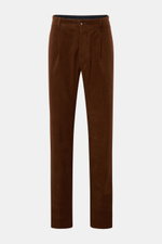 Doppiaa Hose 'Aantioco' braun, frontale Ansicht, gerade geschnitten mit Bundfalte, Button Fly, schrägen Taschen, Leistentaschen hinten, weicher Fleece-Materialmix aus Modal und Baumwolle, Regular Fit, offener Saum, ideal für legere Herbstlooks.