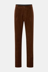 Doppiaa Hose 'Aantioco' braun, frontale Ansicht, gerade geschnitten mit Bundfalte, Button Fly, schrägen Taschen, Leistentaschen hinten, weicher Fleece-Materialmix aus Modal und Baumwolle, Regular Fit, offener Saum, ideal für legere Herbstlooks.