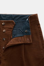 Doppiaa Hose 'Aantioco' braun aus softem Fleece, Modal-Baumwollmix, Regular Fit, gerader Schnitt, Button Fly, schräge Taschen, Nahaufnahme von oben.