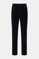 Doppiaa Cordhose 'Aantioco' navy aus softem Breitcord, Regular Fit, gerader Schnitt, Button Fly, schräge Taschen, Leistentaschen, offene Länge, frontal fotografiert.
