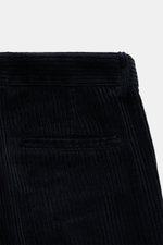 Doppiaa Cordhose 'Aantioco' navy aus softem Breitcord, Regular Fit, gerader Schnitt, Button Fly, schräge Taschen, Rückansicht.