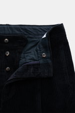 Doppiaa Cordhose 'Aantioco' navy aus softem Breitcord mit Button Fly, Bundfalte, schrägen Taschen, Regular Fit, frontal nah fotografiert.