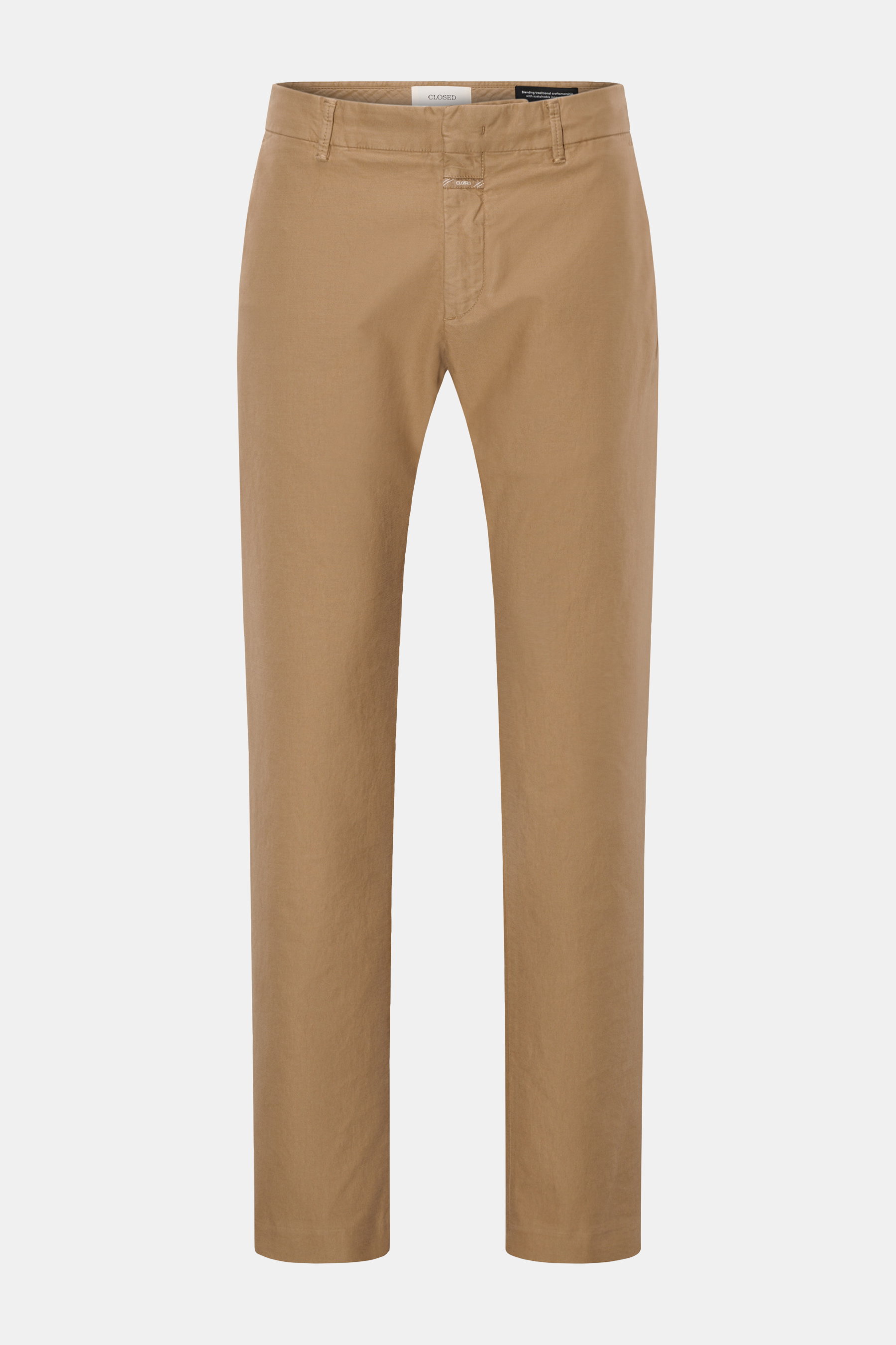 Closed Baumwollhose 'Clifton' hellbraun, frontal fotografiert, aus Baumwolle mit Stretch, weicher Griff, garment dyed, Regular Fit, leicht schmal zulaufend, Reißverschluss, Bundhaken, französische Taschen, Leistentaschen am Gesäß.