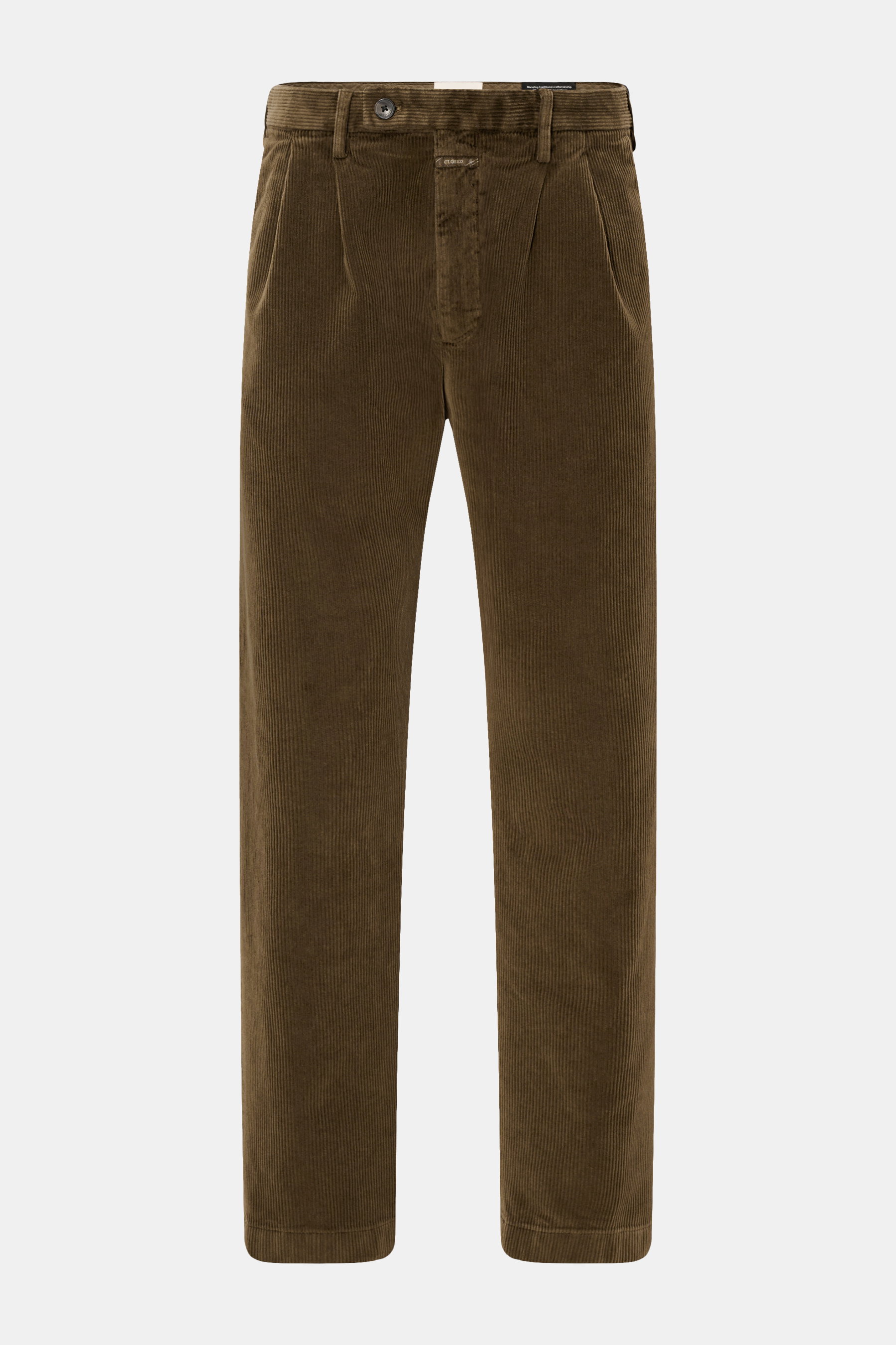 Closed Cordhose 'Bergen Tapered' khaki, frontale Ansicht, weicher Baumwollcord, leicht elastisch, schmal zulaufend, doppelte Bundfalte, paspelierte Gesäßtaschen mit Knopf.