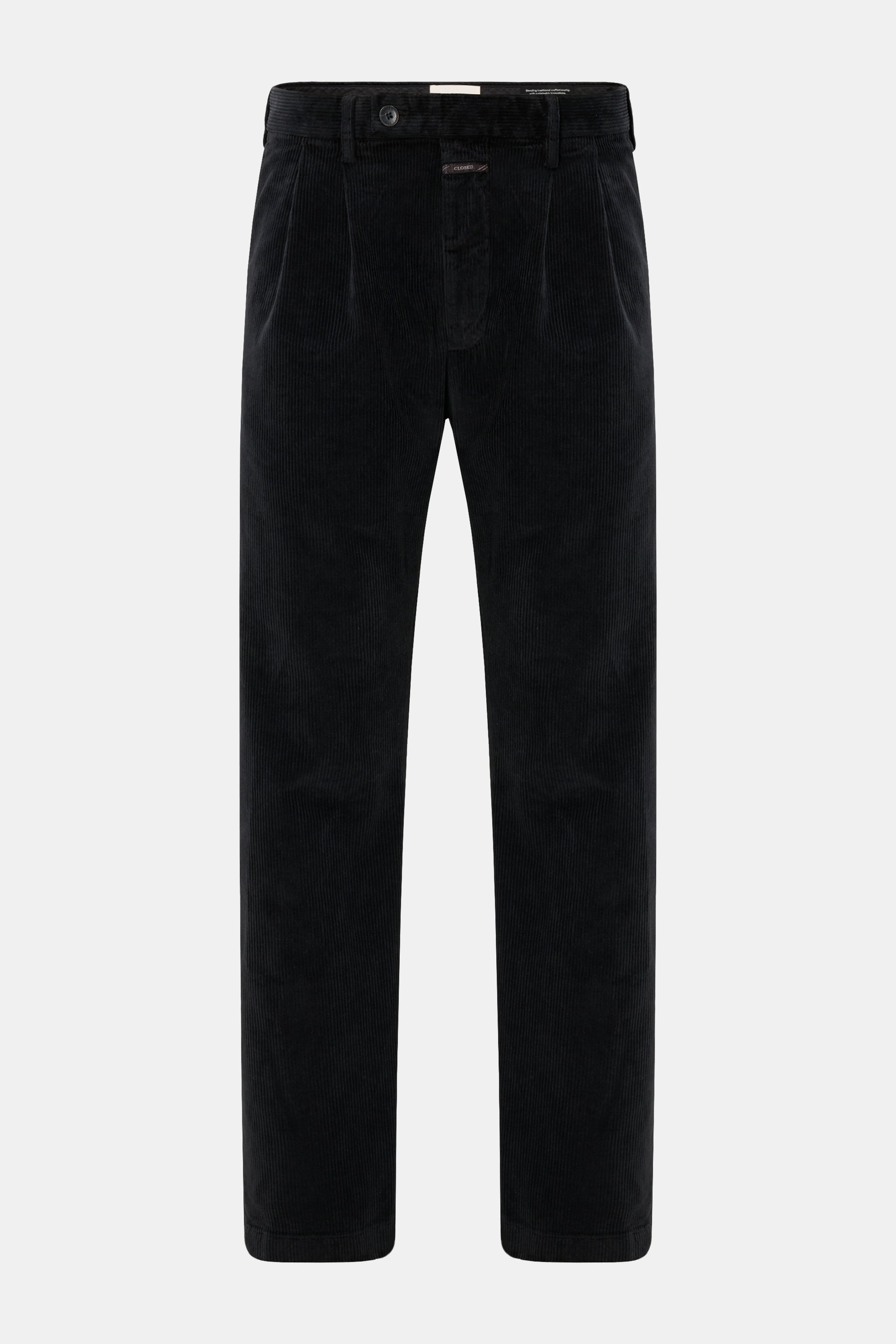 Closed Cordhose 'Bergen Tapered' schwarz, frontale Ansicht, weicher Baumwollcord, leicht elastisch, tapered Fit, knöchellang mit doppelter Bundfalte und paspelierten Gesäßtaschen.