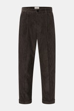 Ami Paris Cordhose anthrazit, front view of tapered fit anthracite corduroy pants with high waist, button fly, classic pleat, French pockets, back buttoned flap pockets, logo patch, and fixed cuff. 

<p>Mit lässiger Eleganz und französischem Esprit verlei